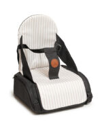 Silla booster portátil para bebé a rayas beige con cinturón de seguridad