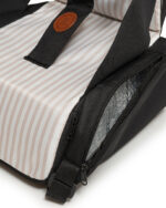 Detalle del asiento a rayas beige y bolsillo térmico lateral