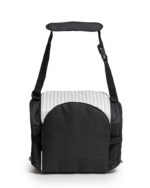 Silla booster a rayas verde plegada como bolso con correa regulable